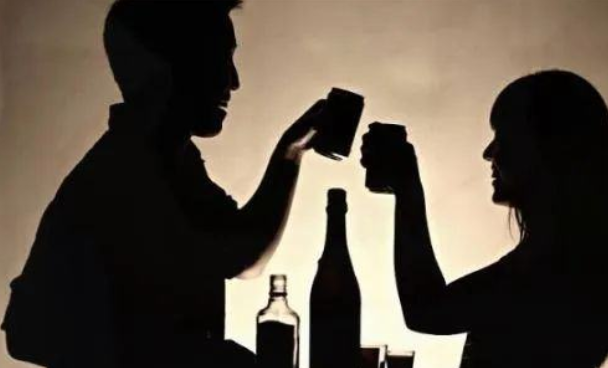 醉酒后強(qiáng)行與他人發(fā)生性關(guān)系，如何定罪?