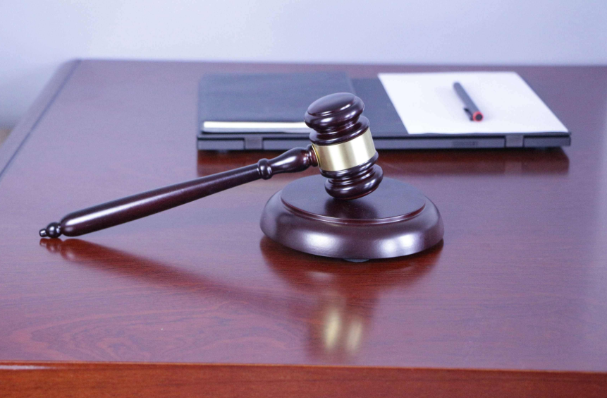 猥瑣男尾隨小女孩樓道實施猥褻，猥褻兒童怎么判刑