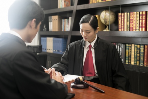 刑事律師庭審發(fā)問(wèn)及質(zhì)證的技巧